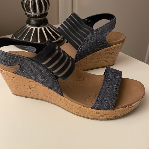 Sketcher Luxe foam Shoes! stretchy strap across top of foot. Very comfortable! - Picture 2 of 3